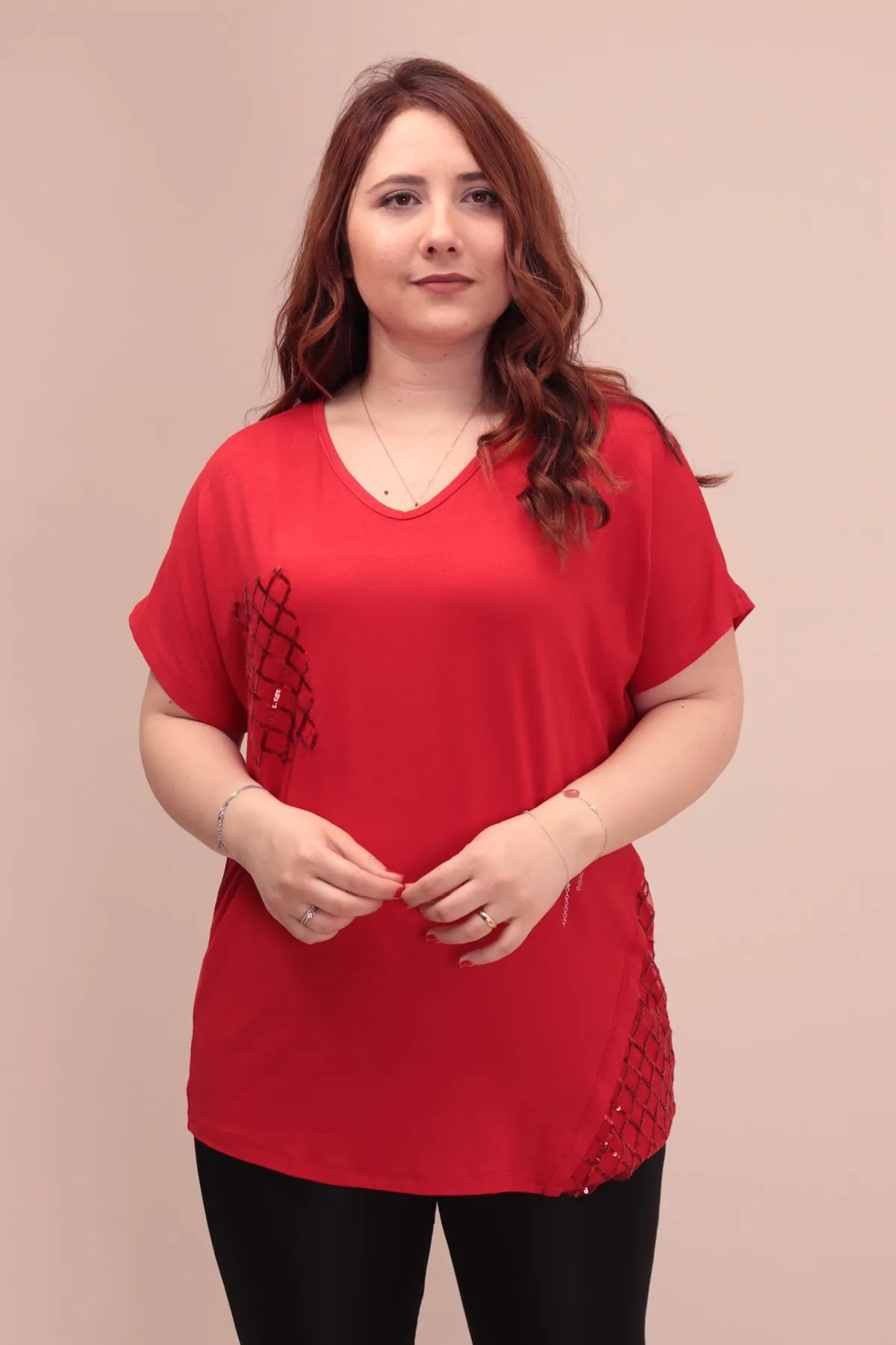 RENKTE CEBİ VE YANI PULLU KIRMIZI BLUZ