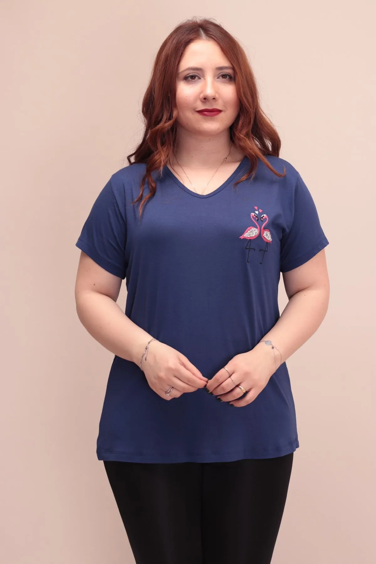 RENKTE TAŞLI FLAMİNGO NAKIŞLI LACİVERT BLUZ