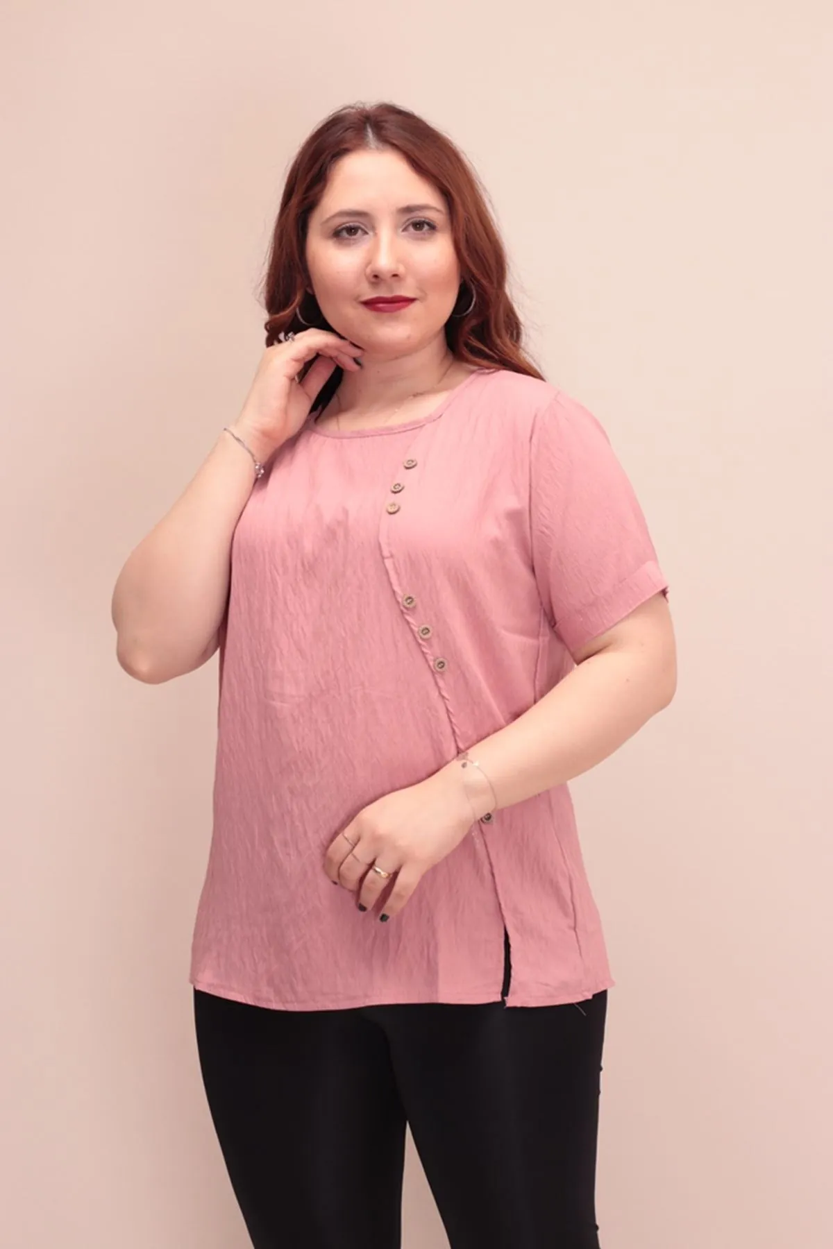 RENKTE DÜĞME DETAYLI PUDRA BLUZ