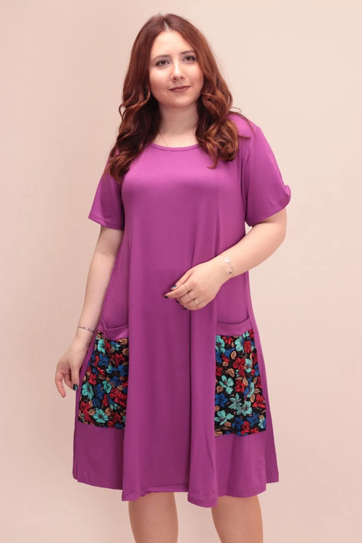 RENKTE CEPLİ KOLLU MOR ELBİSE