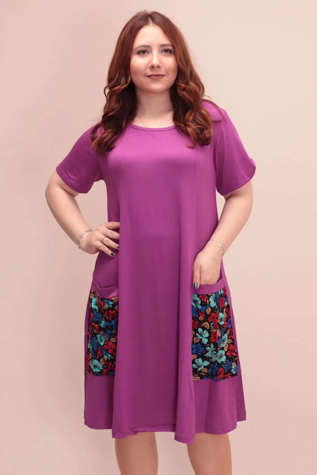 RENKTE CEPLİ KOLLU MOR ELBİSE