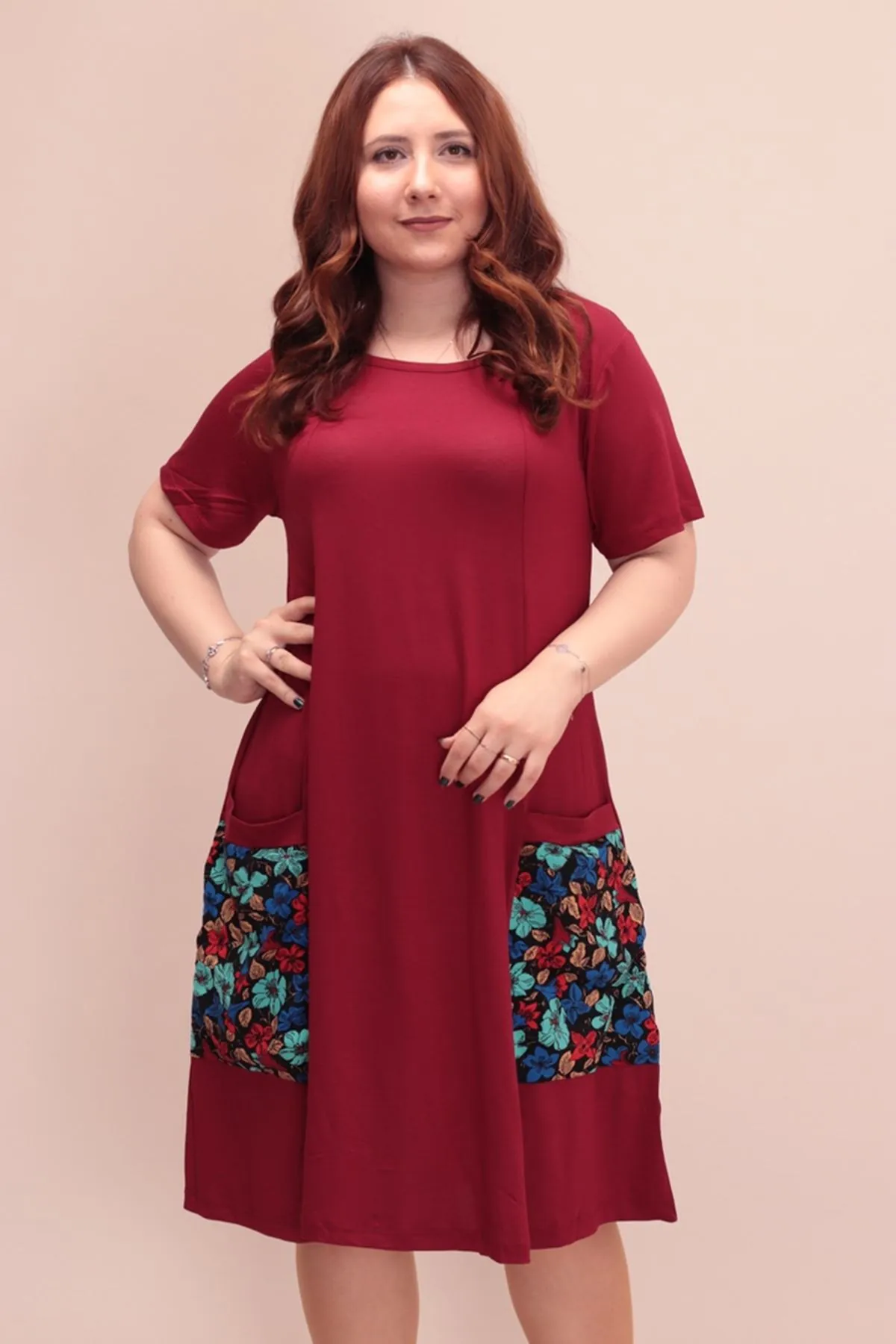 RENKTE CEPLİ KOLLU BORDO ELBİSE