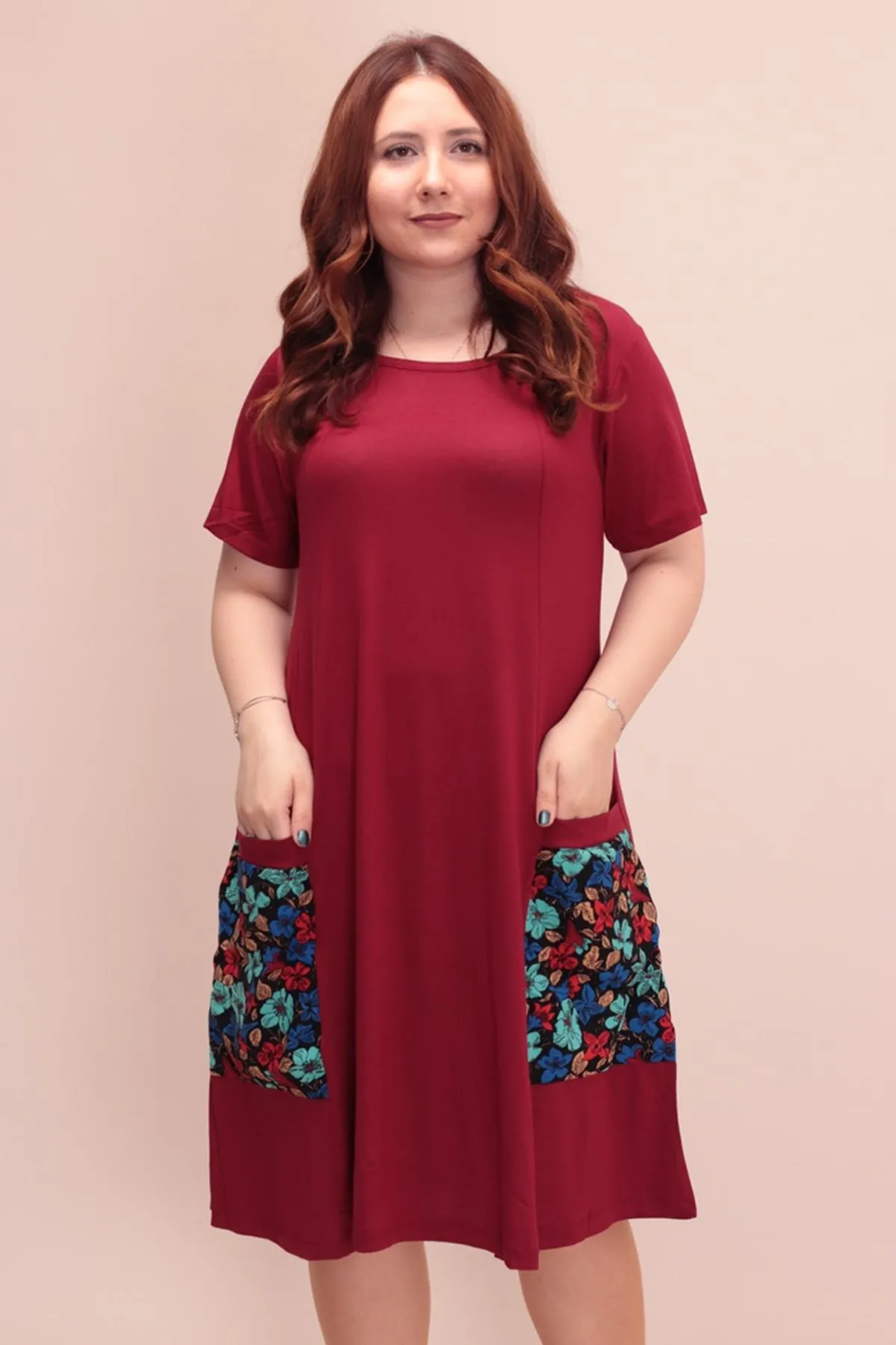 RENKTE CEPLİ KOLLU BORDO ELBİSE