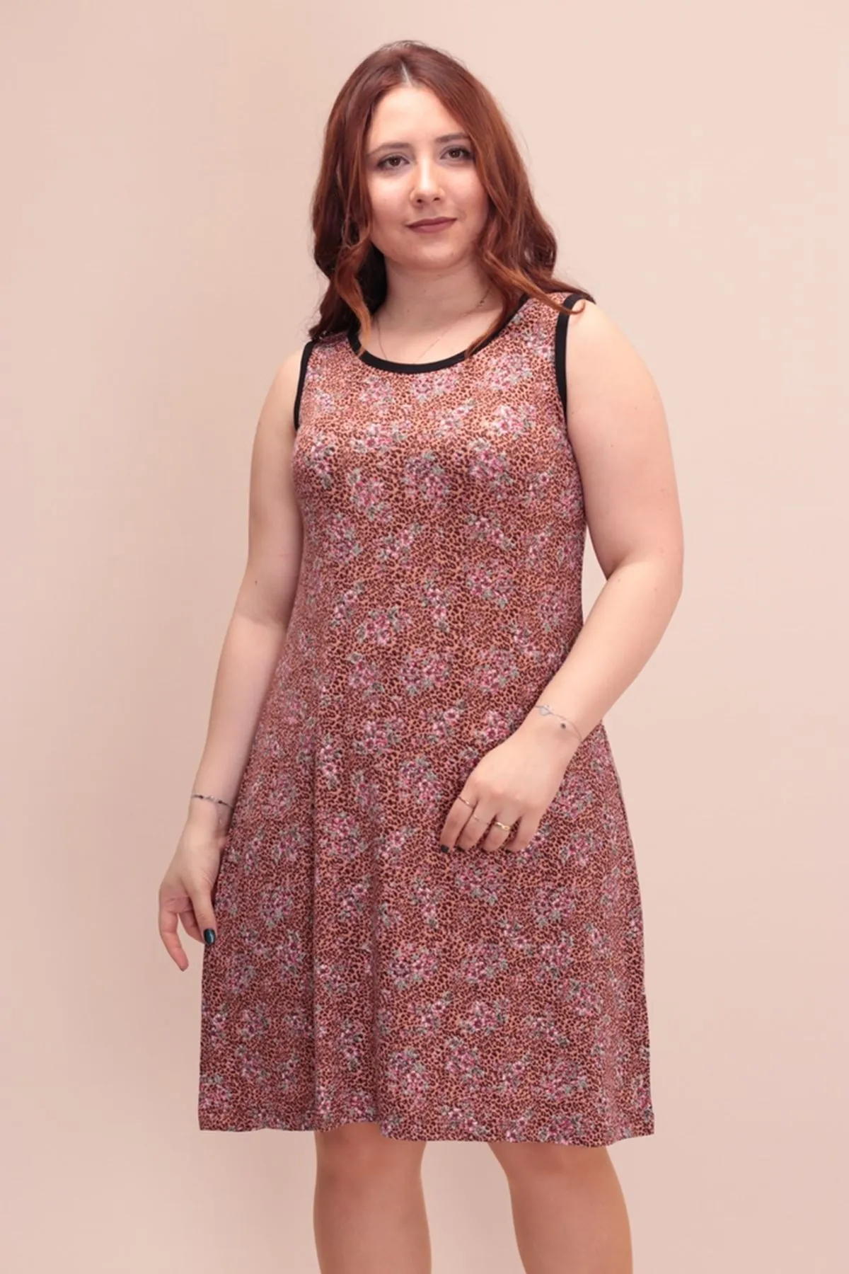 RENKTE ASKILI DESENLİ ELBİSE