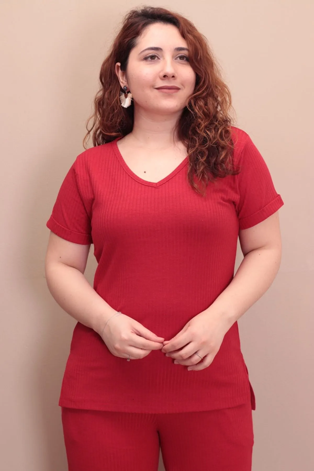 RENKTE V YAKA KIRMIZI T-SHİRT