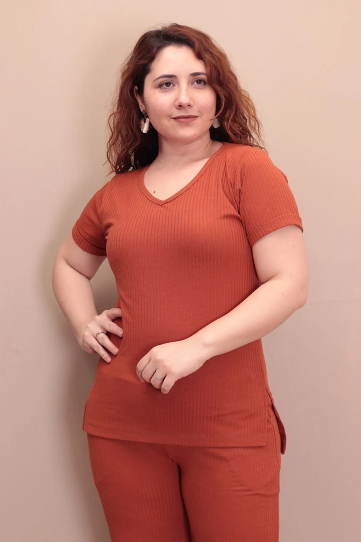 RENKTE V YAKA KİREMİT T-SHİRT