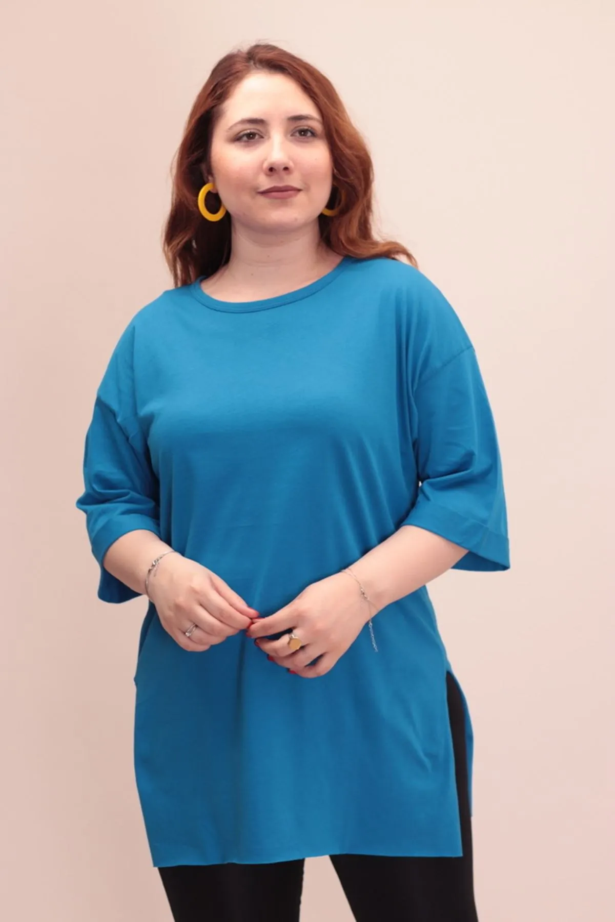 RENKTE DİRSEK KOL YAN YIRTMAÇLI MAVİ T-SHİRT