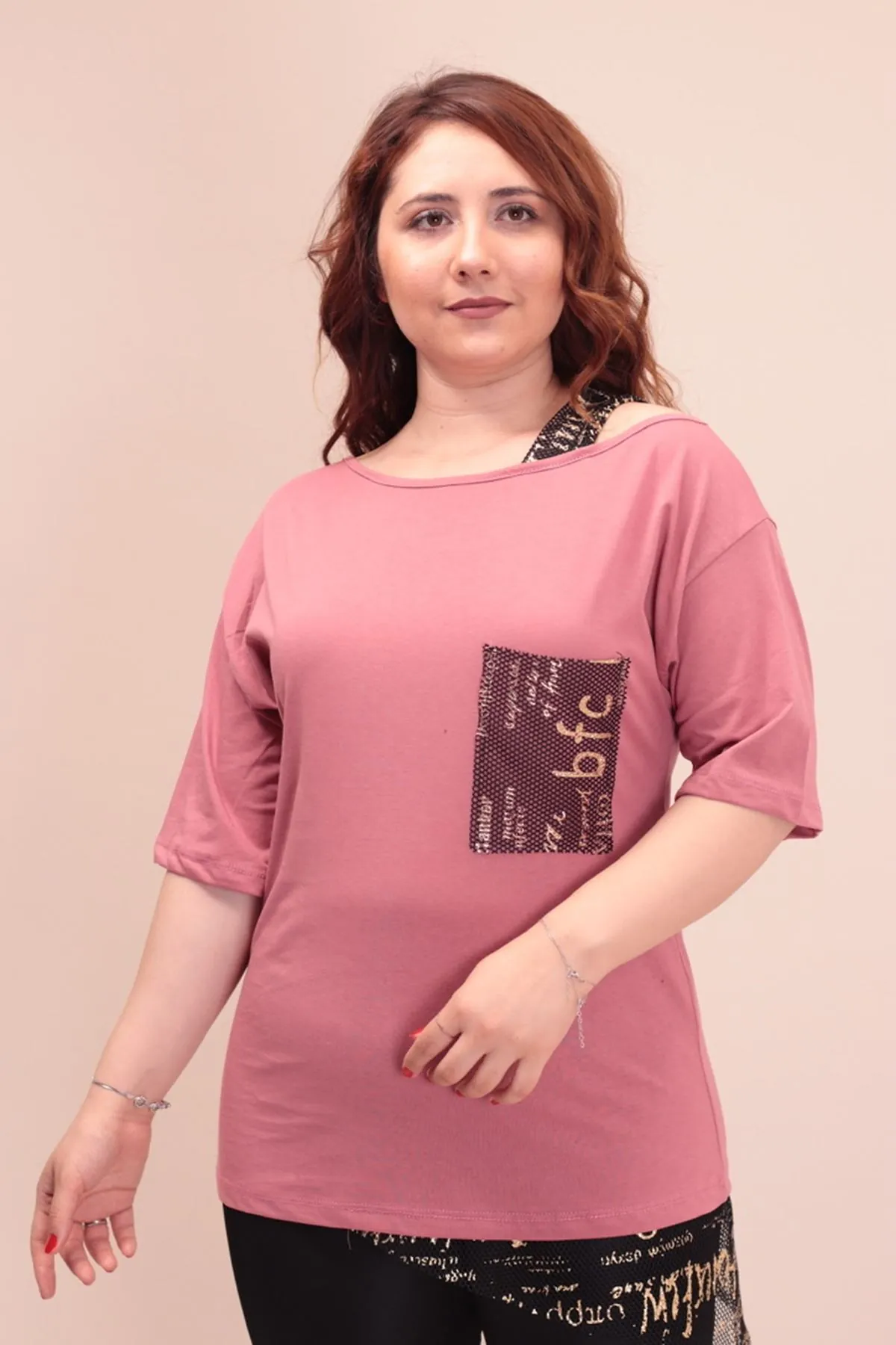 RENKTE TEK OMUZ ASKILI CEPLİ PUDRA BLUZ