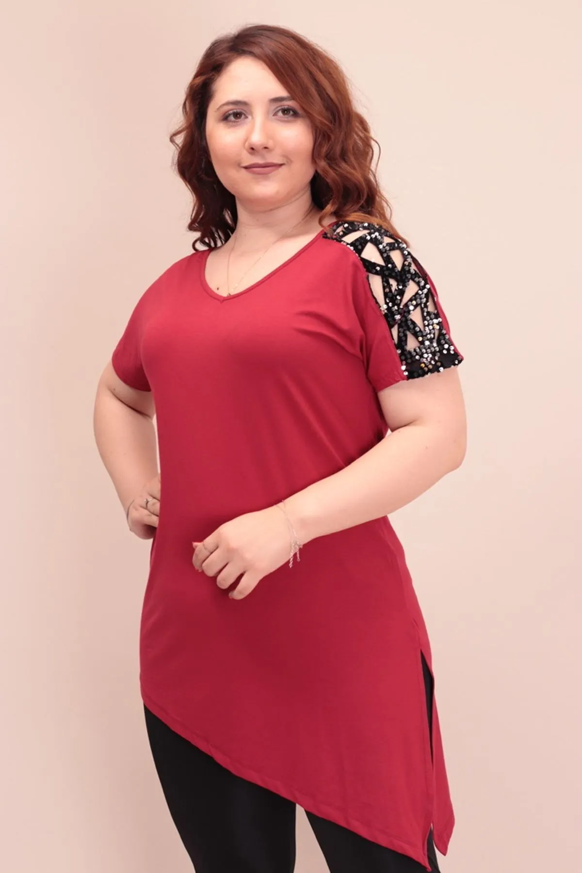RENKTE TEK OMUZU PULLU ASİMETRİK BORDO BLUZ