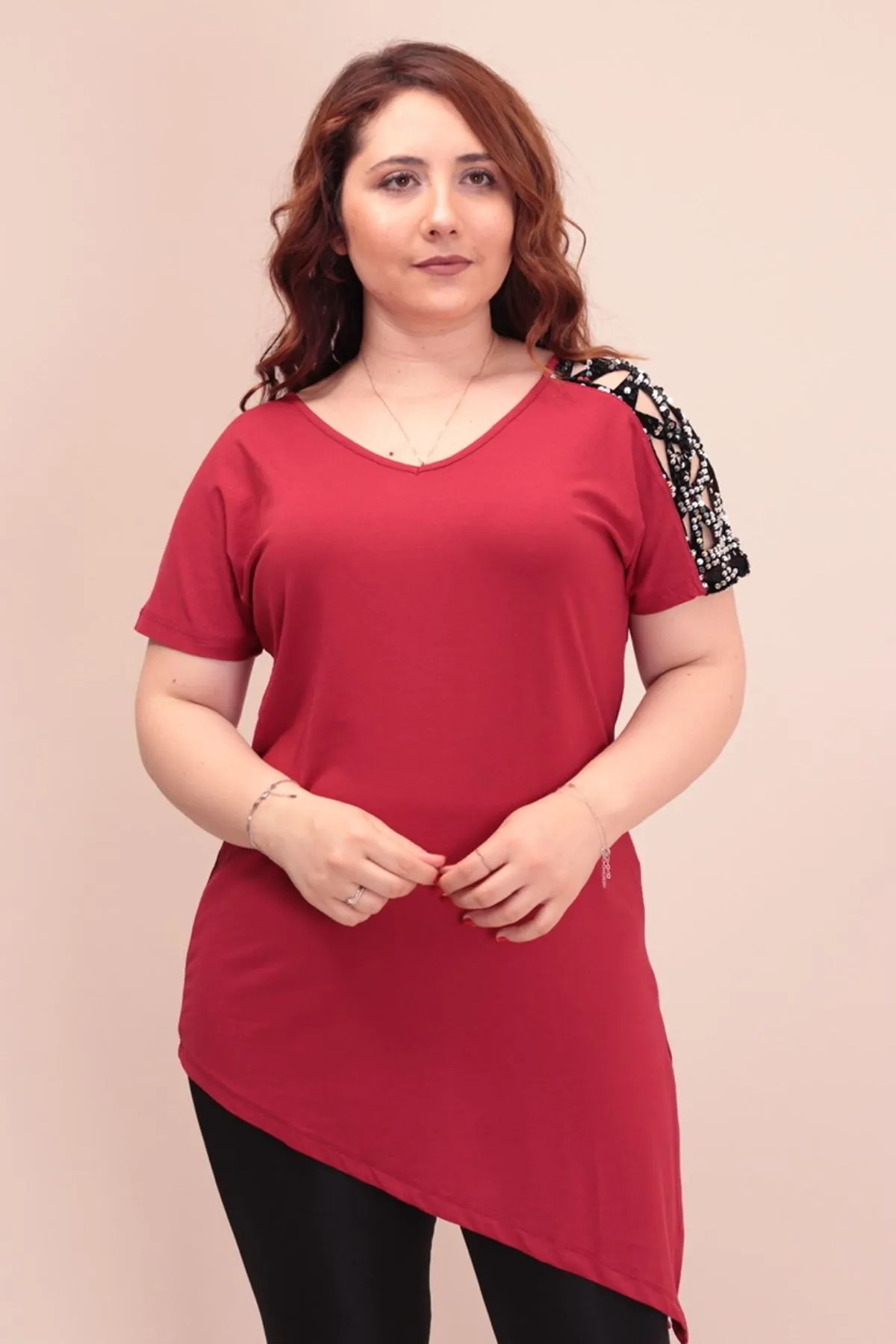 RENKTE TEK OMUZU PULLU ASİMETRİK BORDO BLUZ