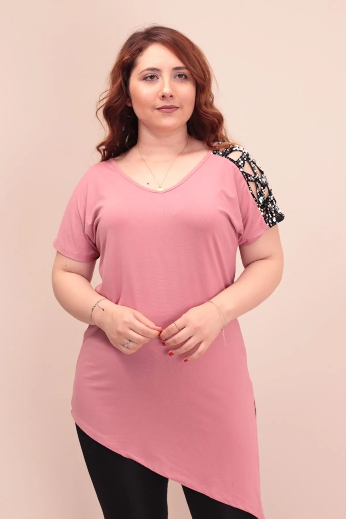 RENKTE TEK OMUZU PULLU ASİMETRİK PUDRA BLUZ