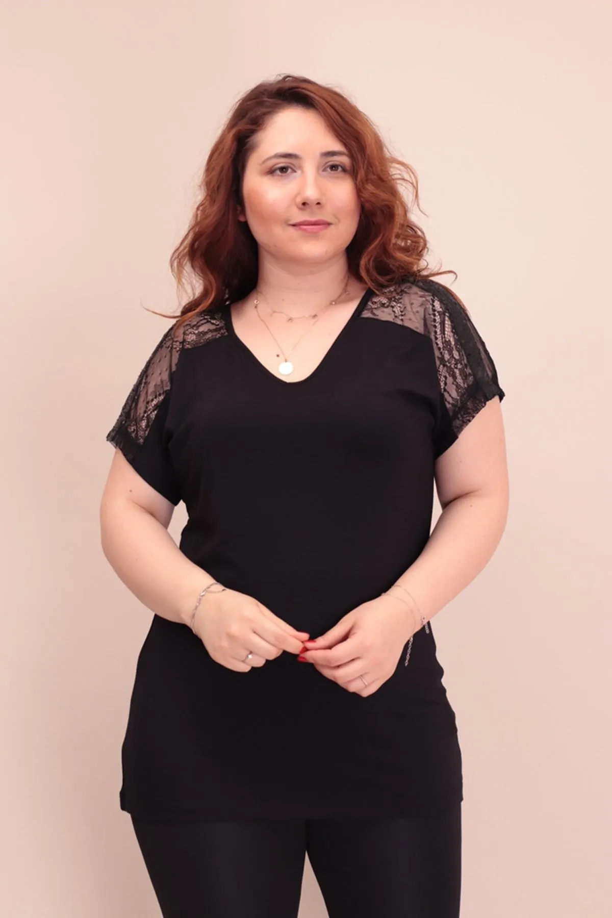 RENKTE OMUZLARI DANTEL PUL GARNİLİ SİYAH BLUZ