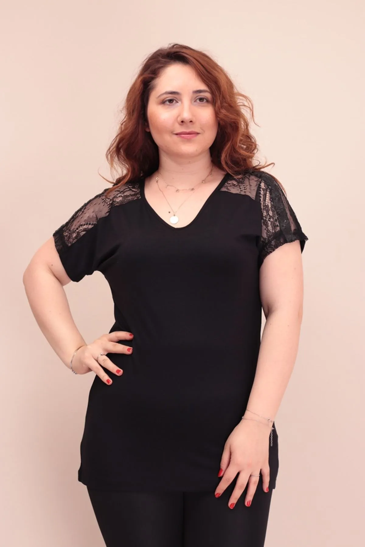 RENKTE OMUZLARI DANTEL PUL GARNİLİ SİYAH BLUZ