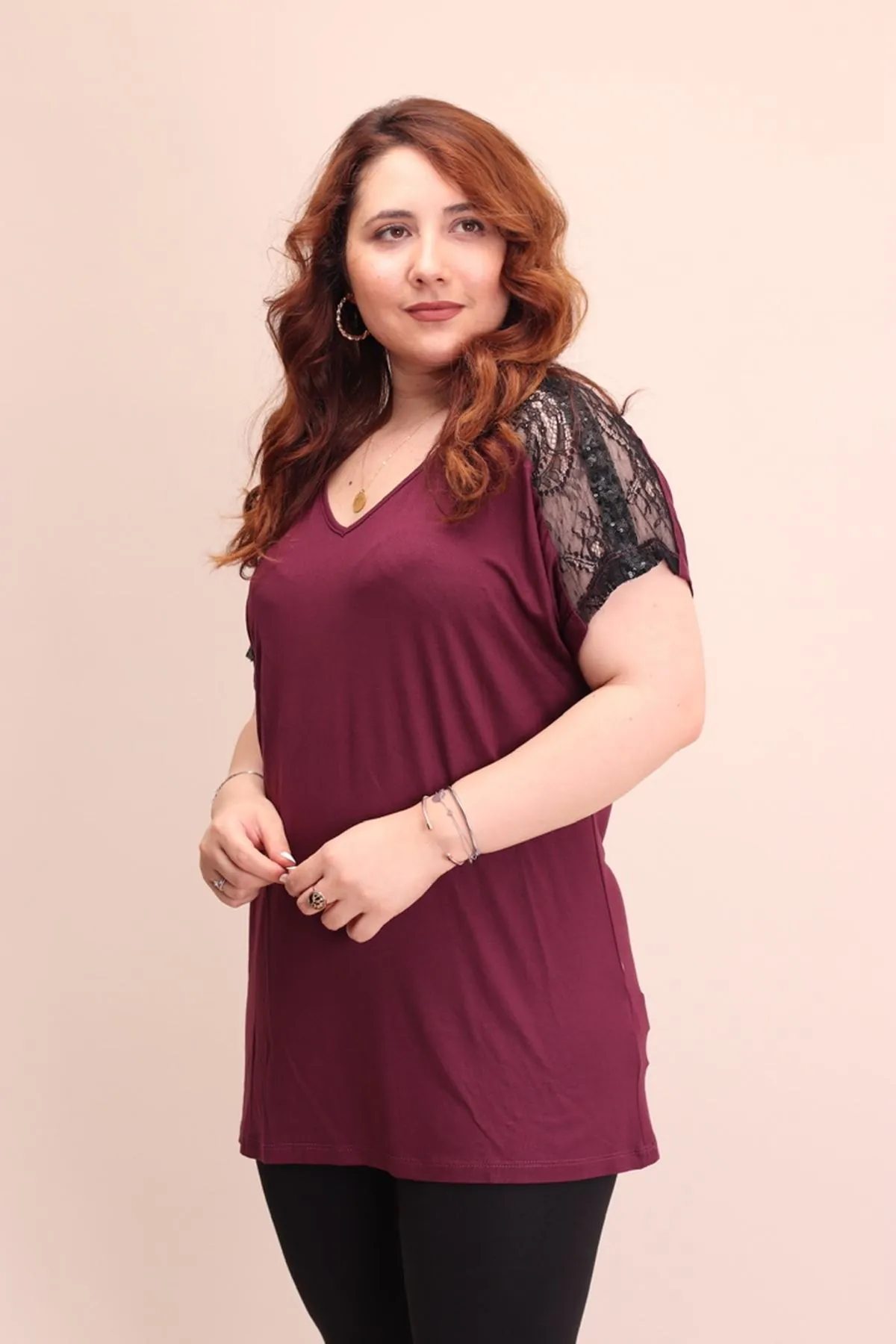 RENKTE OMUZLARI DANTEL PUL GARNİLİ MÜRDÜM BLUZ