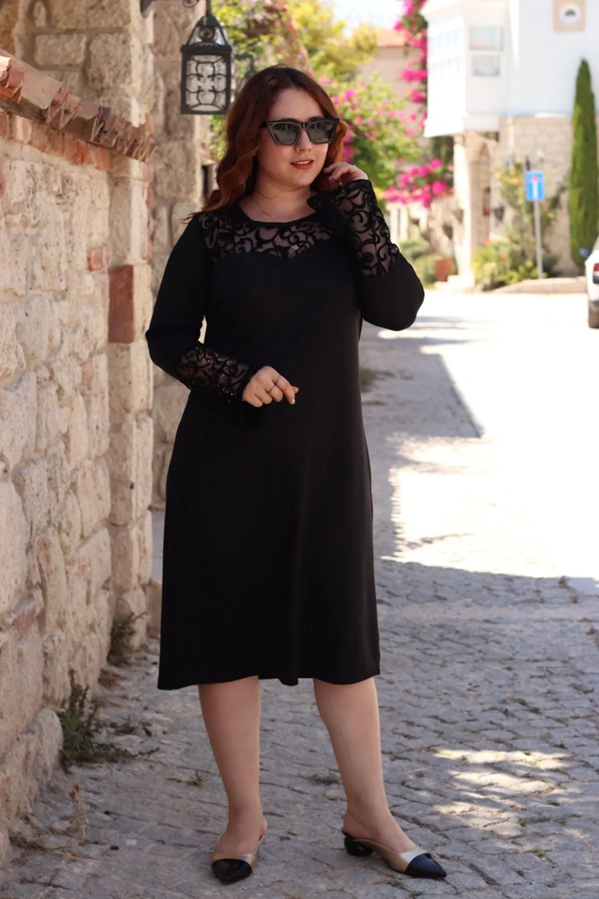 RENKTE KOL VE YAKA DETAYLI SİYAH ABİYE ELBİSE