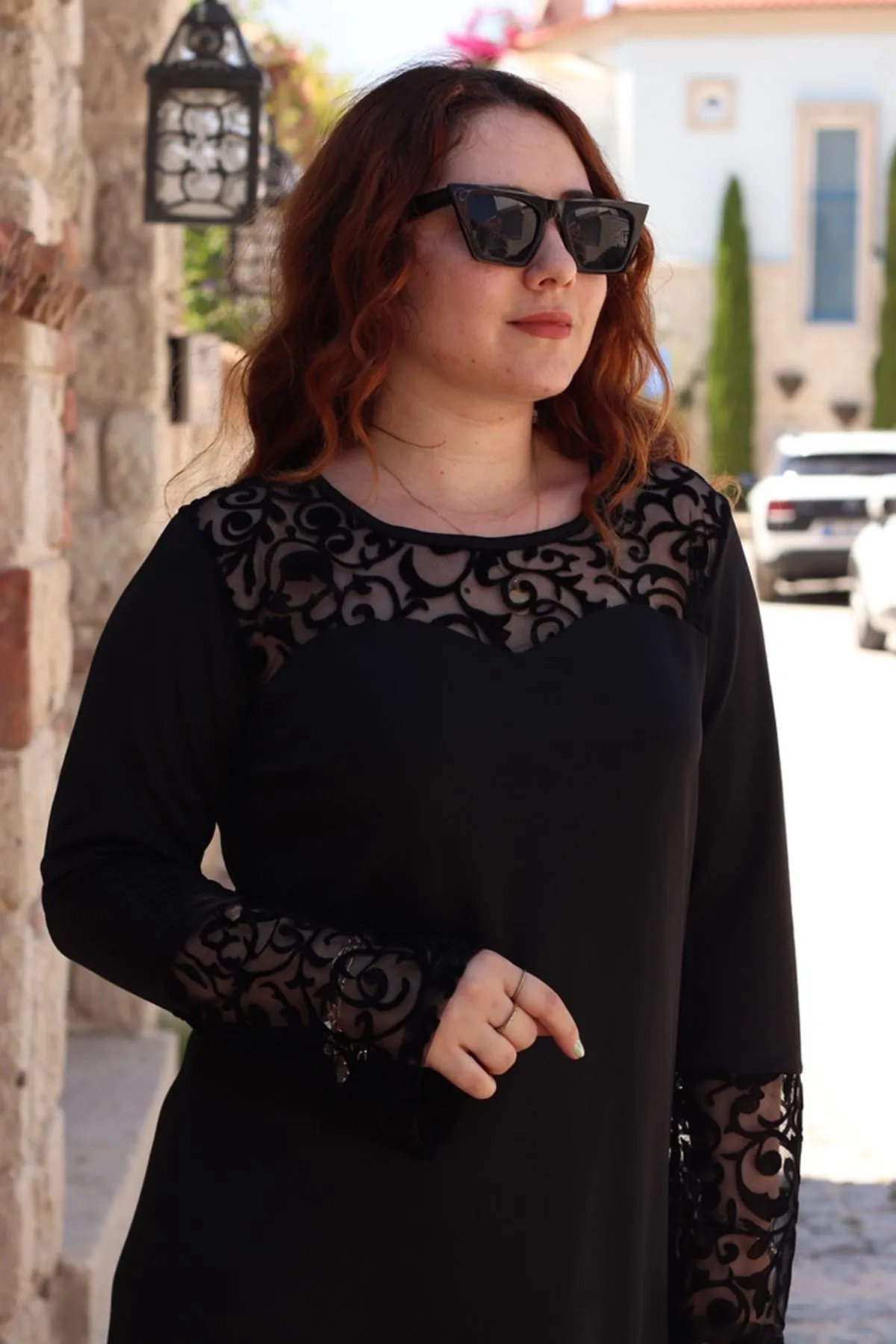 RENKTE KOL VE YAKA DETAYLI SİYAH ABİYE ELBİSE