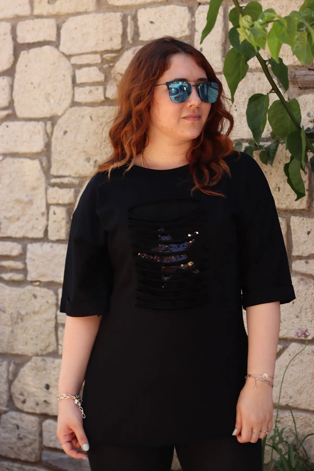 RENKTE DUBLE KOL LAZER KESİMLİ SİYAH T-SHİRT