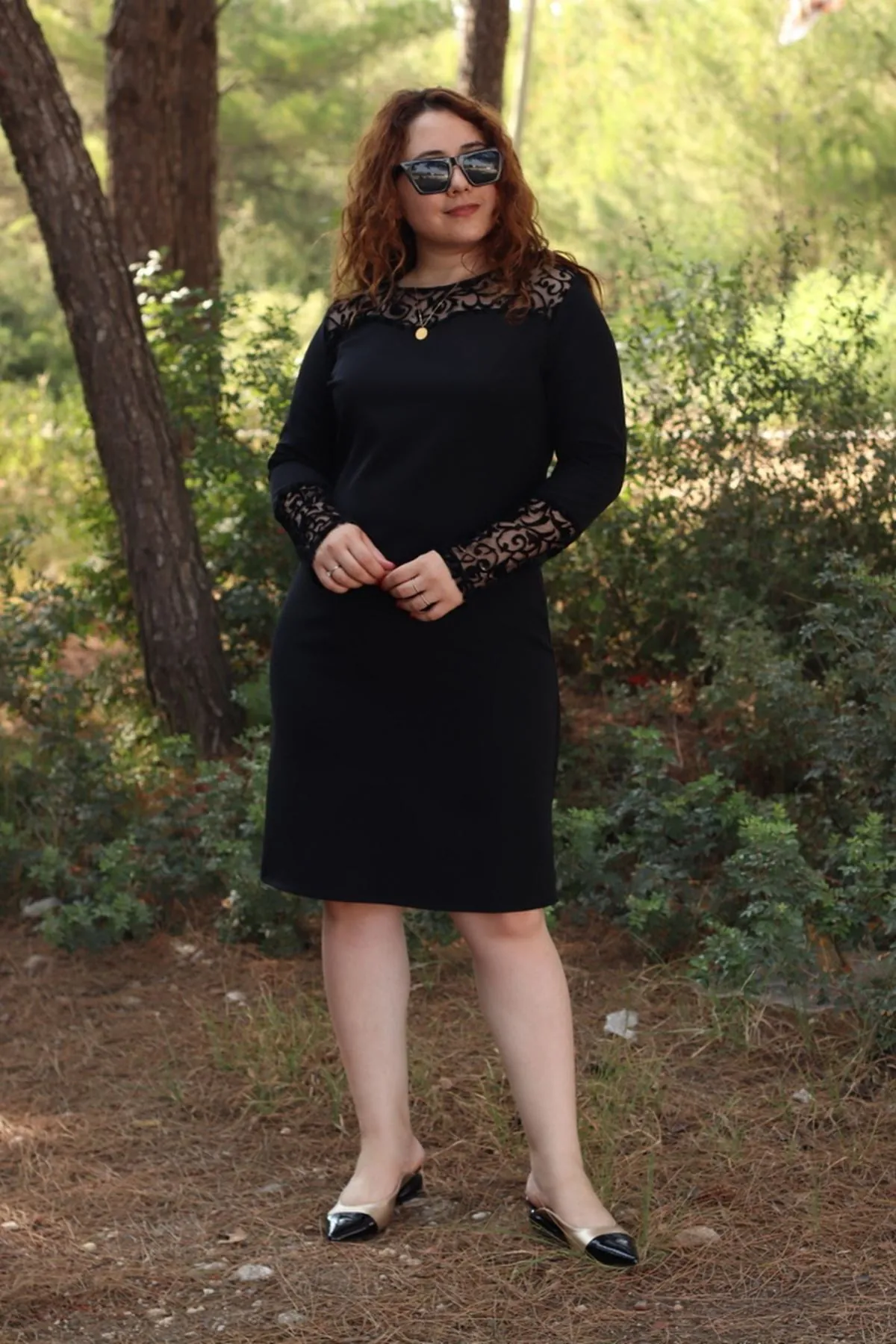 RENKTE YAKA VE KOL BASKILI SİYAH DANTEL ABİYE ELBİSE