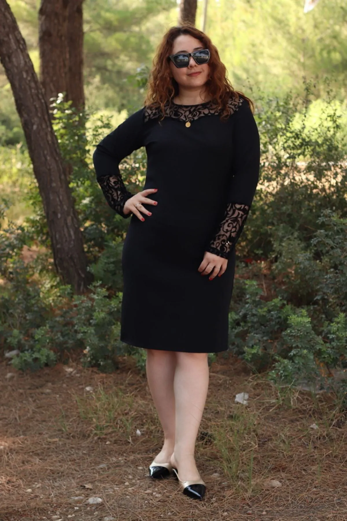 RENKTE YAKA VE KOL BASKILI SİYAH DANTEL ABİYE ELBİSE