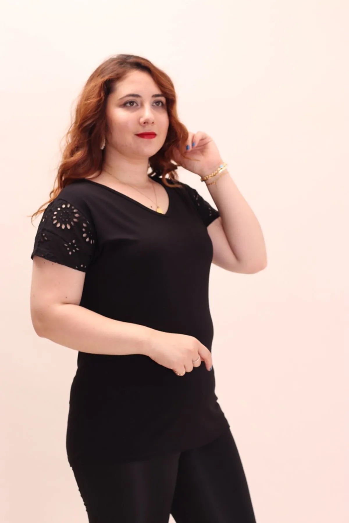 RENKTE KOLLARI FİSTOLU SİYAH BLUZ