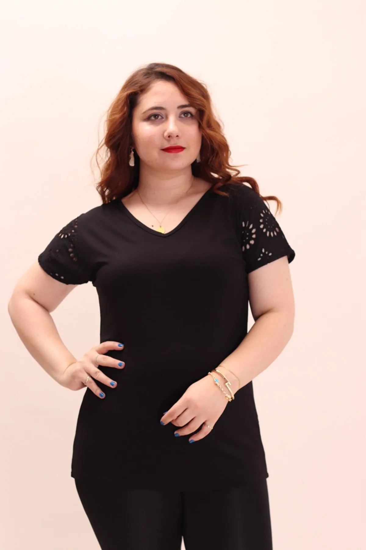 RENKTE KOLLARI FİSTOLU SİYAH BLUZ