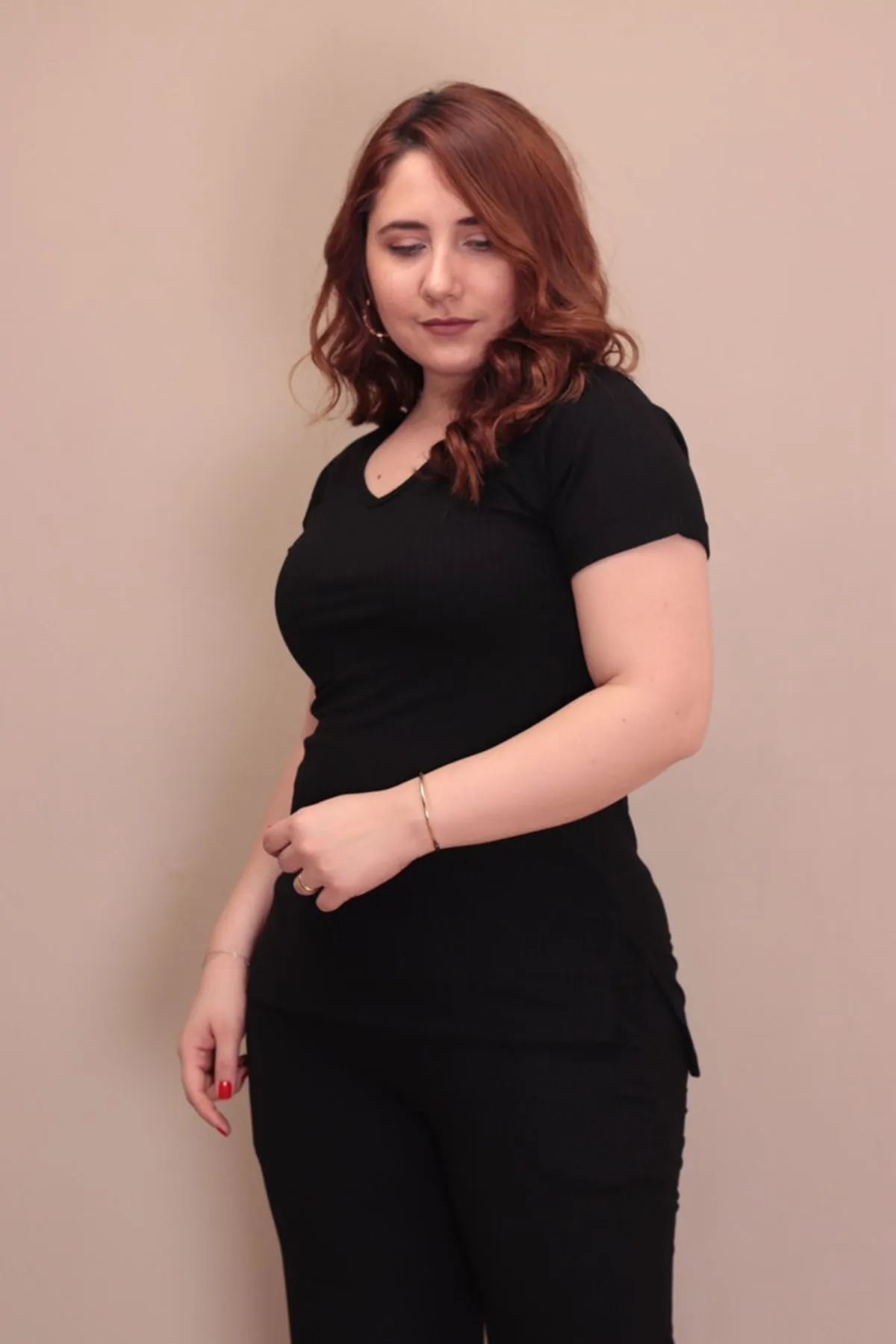 RENKTE V YAKA SİYAH KAŞKORSE T-SHİRT