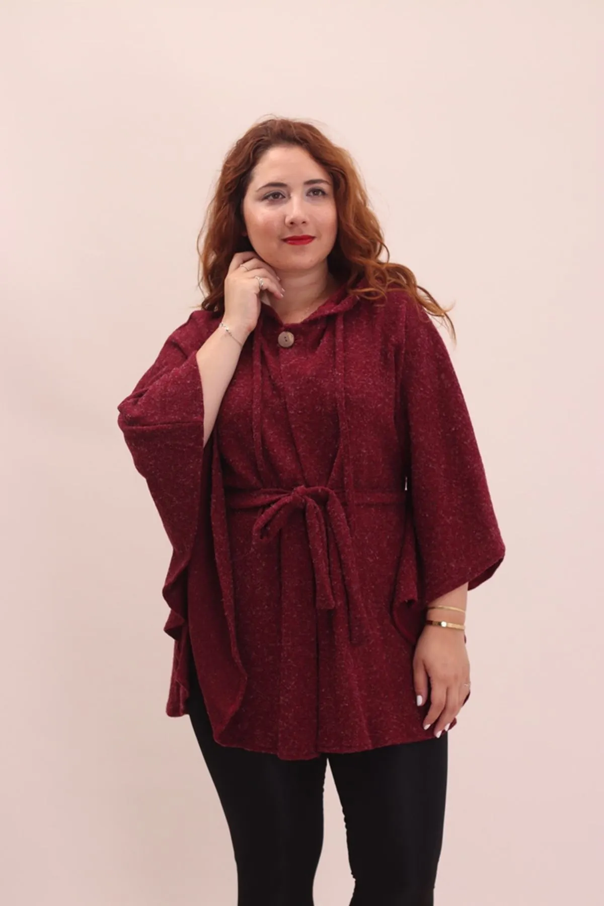 RENKTE KUŞAKLI DÜĞMELİ BORDO PANÇO