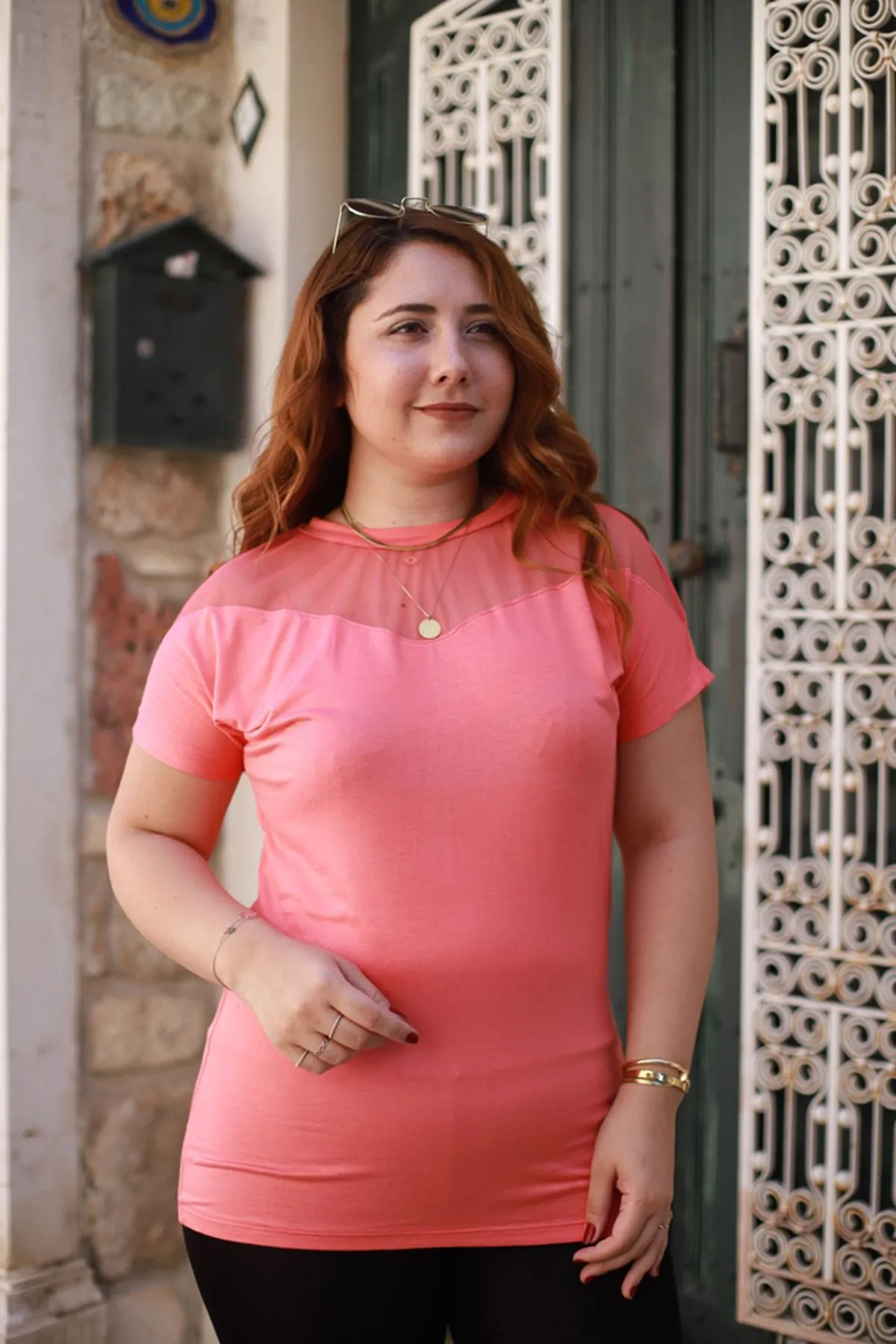 RENKTE ROBASI TÜLLÜ MERCAN BLUZ