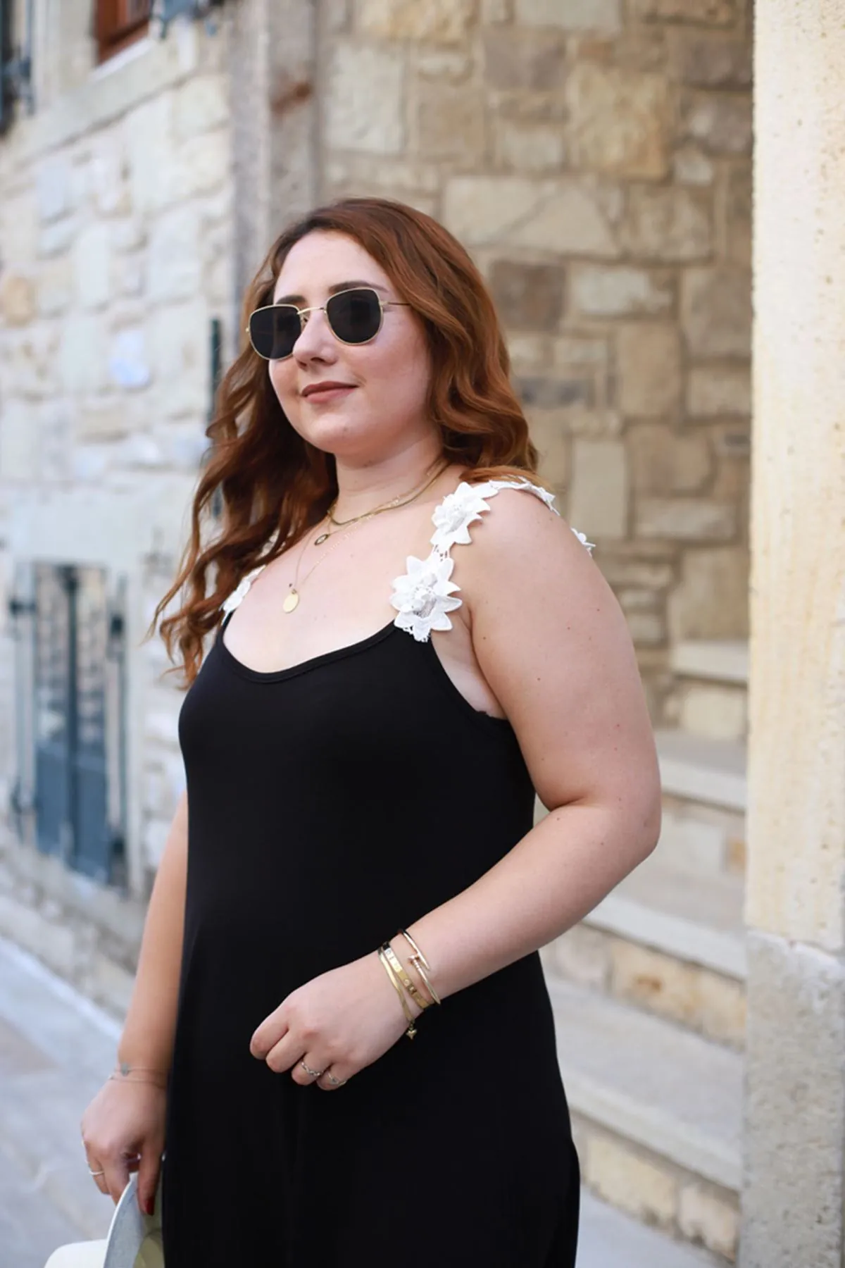 RENKTE ASKISI GÜL GÜPÜRLÜ SİYAH ELBİSE