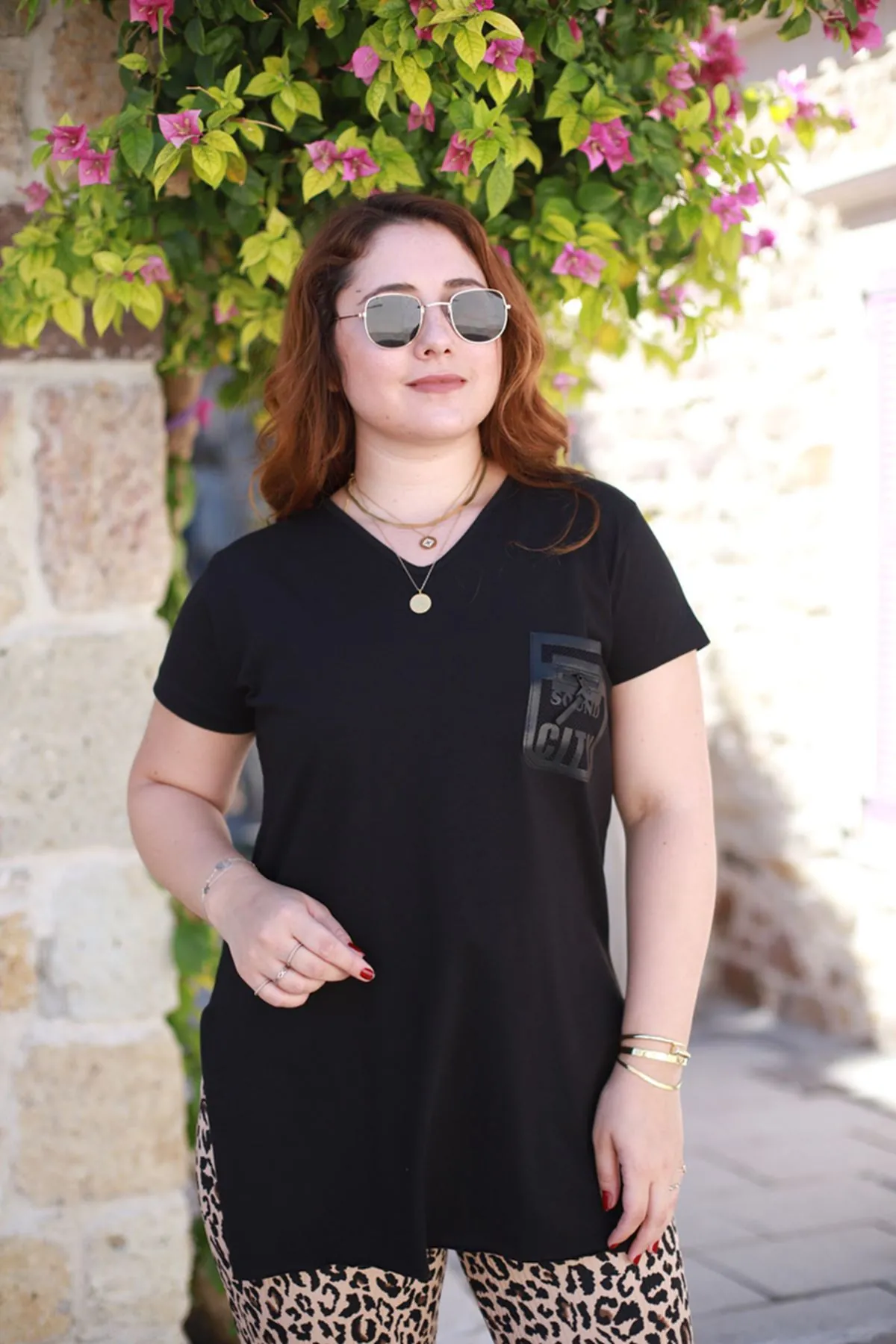 RENKTE DERİ CEPLİ SİYAH T-SHİRT