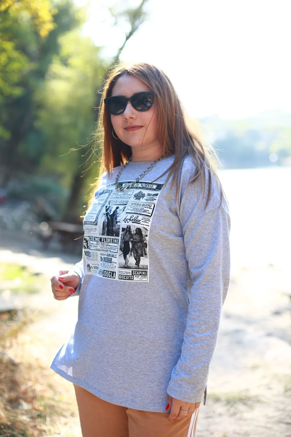 RENKTE GAZETE BASKILI YIRTMAÇLI GRİ SWEAT