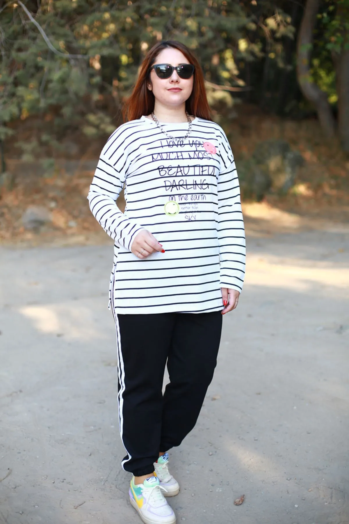 RENKTE APLİKELİ ÇİZGİLİ BEYAZ SWEAT