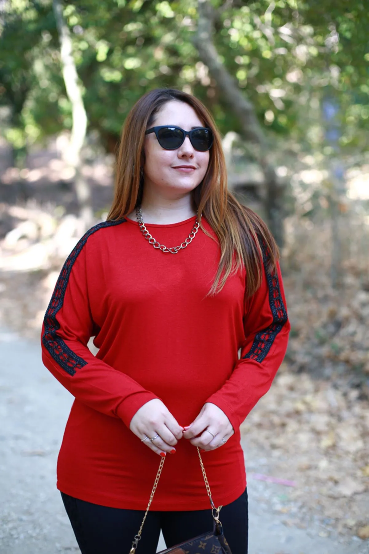 RENKTE OMUZLARI DANTELLİ BORDO BLUZ