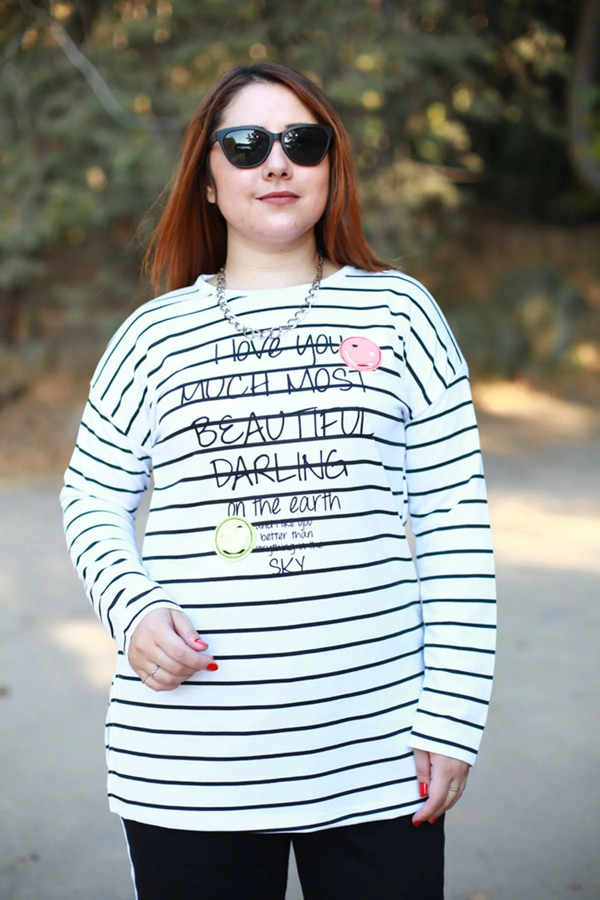 RENKTE APLİKELİ ÇİZGİLİ BEYAZ SWEAT