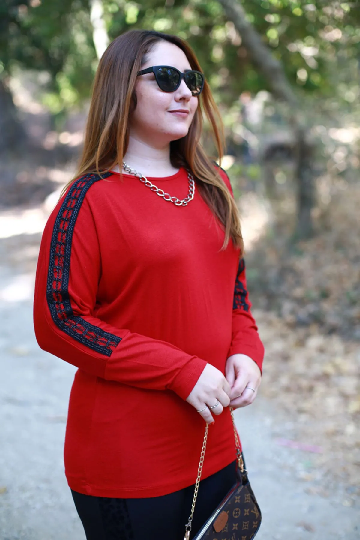 RENKTE OMUZLARI DANTELLİ BORDO BLUZ