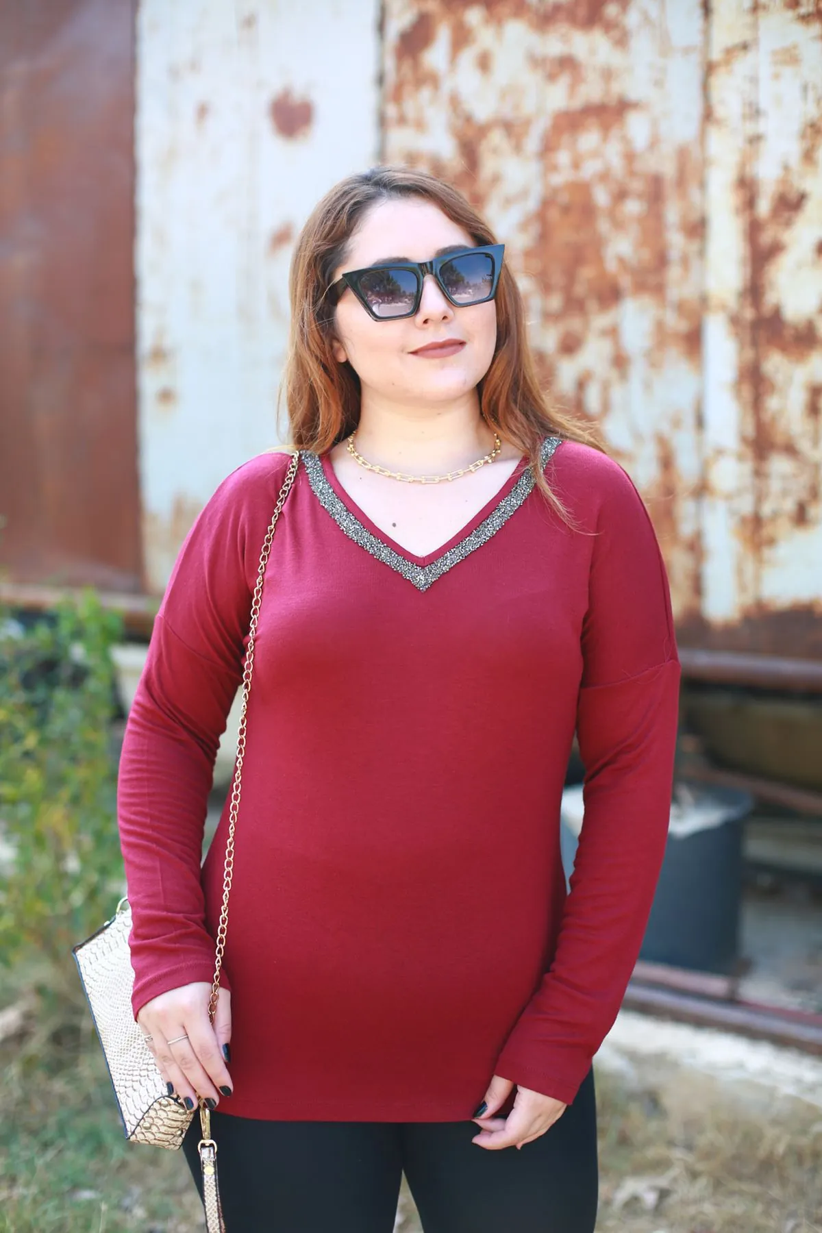 RENKTE YAKASI TAŞLI BORDO BLUZ