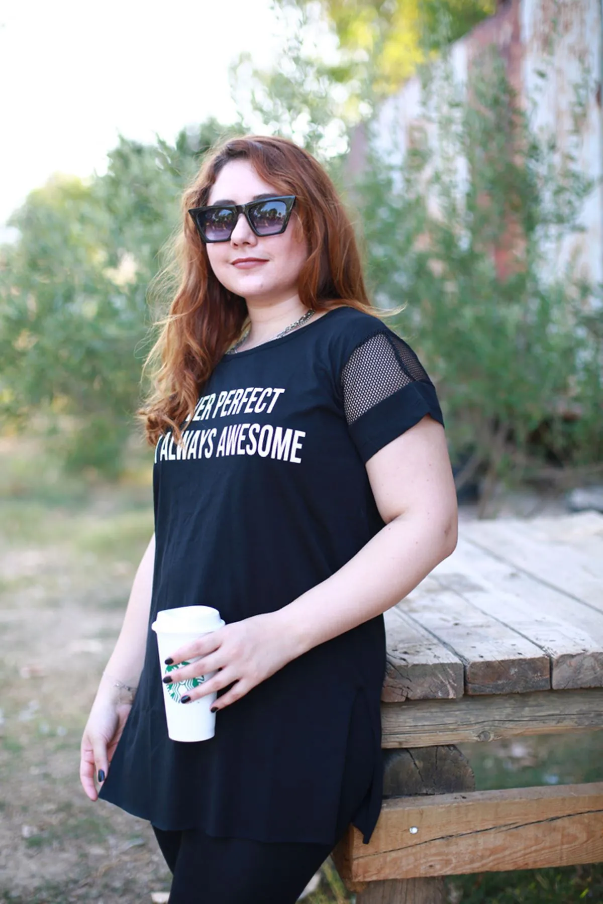 RENKTE BÜYÜK BEDEN FİLE DETAY BASKILI SİYAH BLUZ