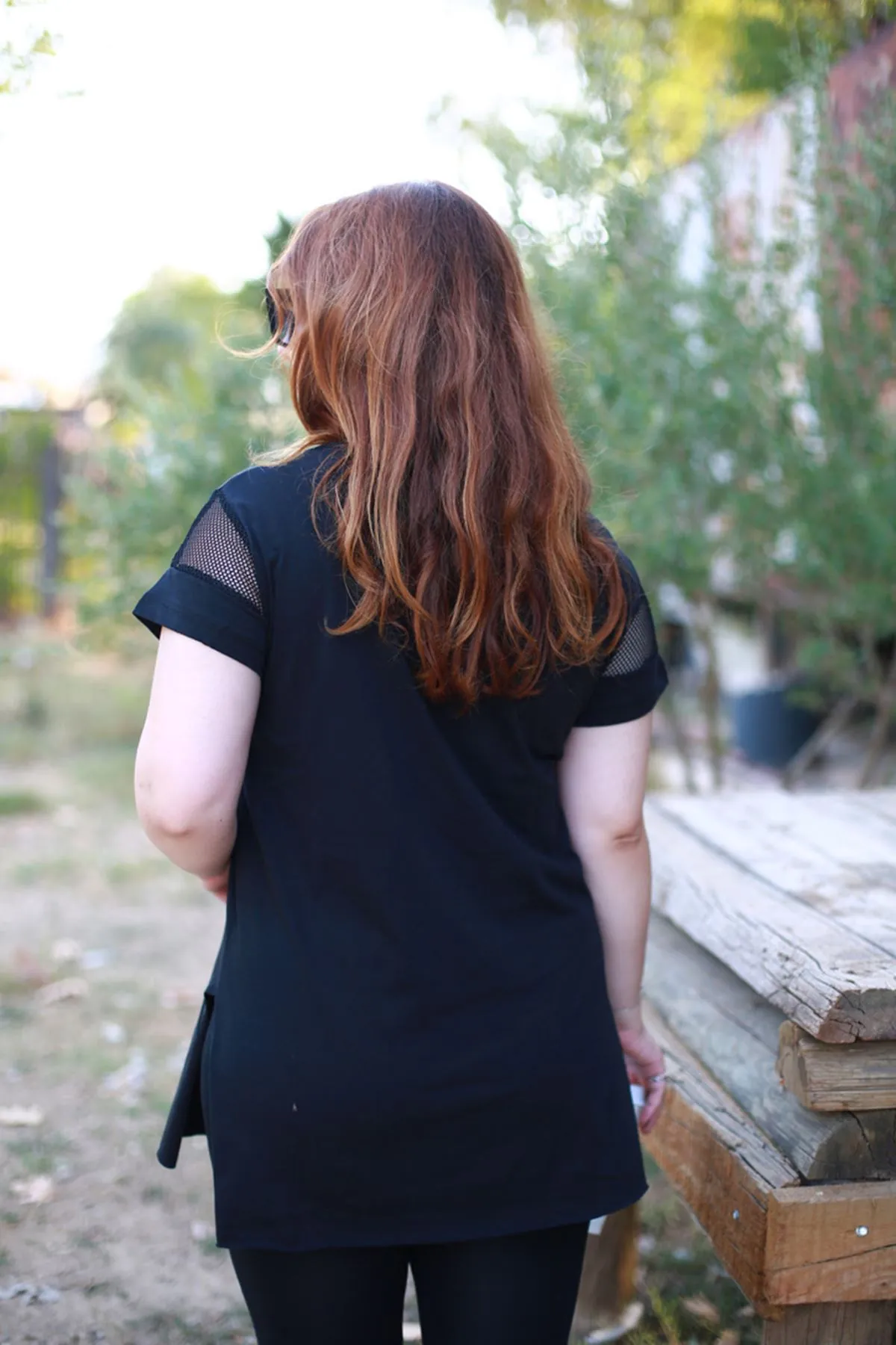 RENKTE BÜYÜK BEDEN FİLE DETAY BASKILI SİYAH BLUZ