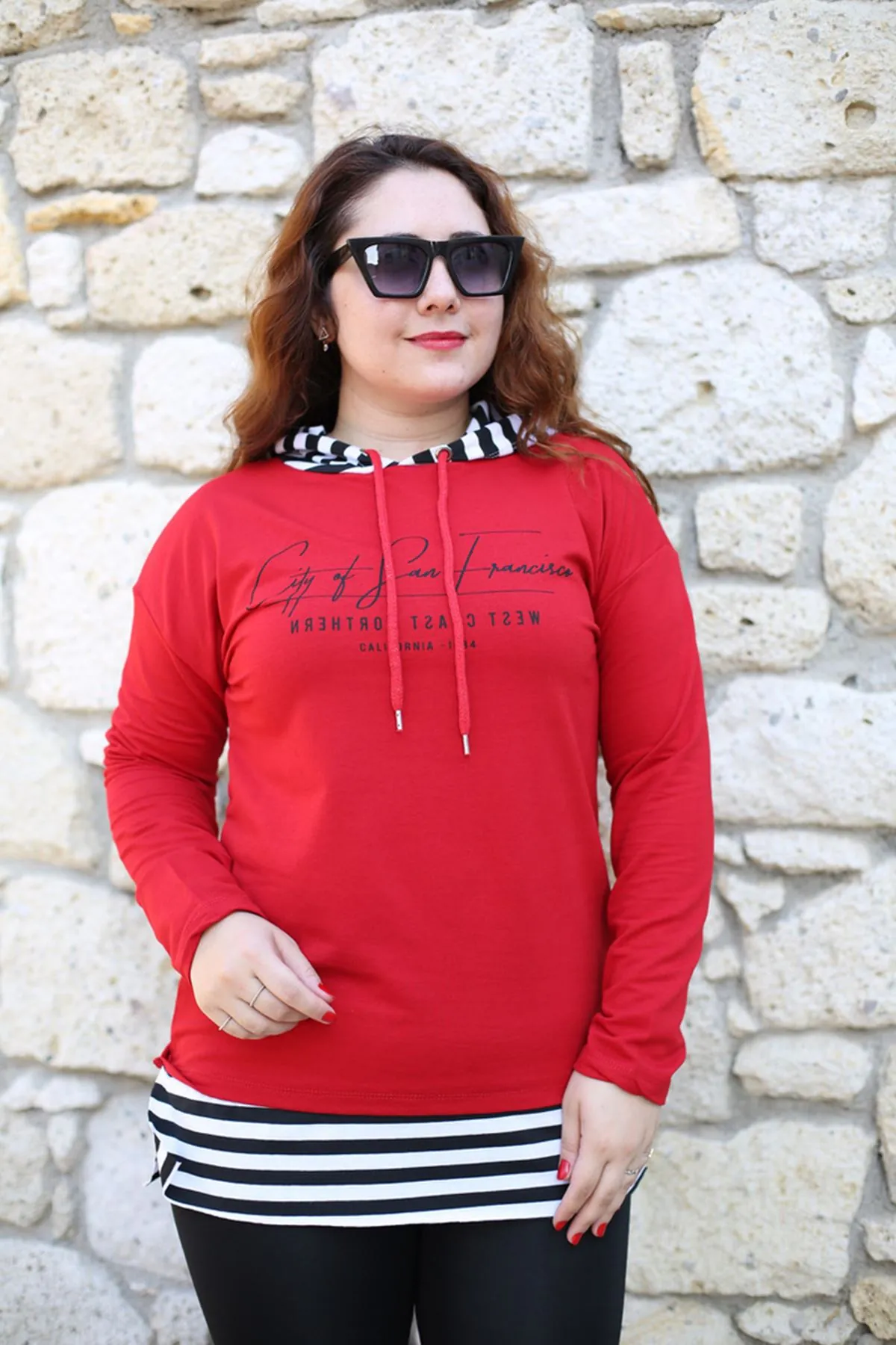 RENKTE KAPŞONLU YAZILI KIRMIZI SWEAT