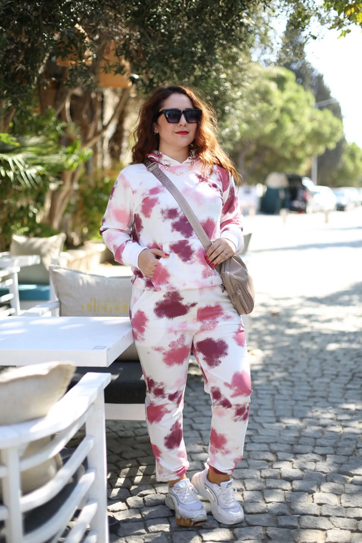 RENKTE PEMBE BATİK GENİŞ KESİM EŞOFMAN TAKIMI
