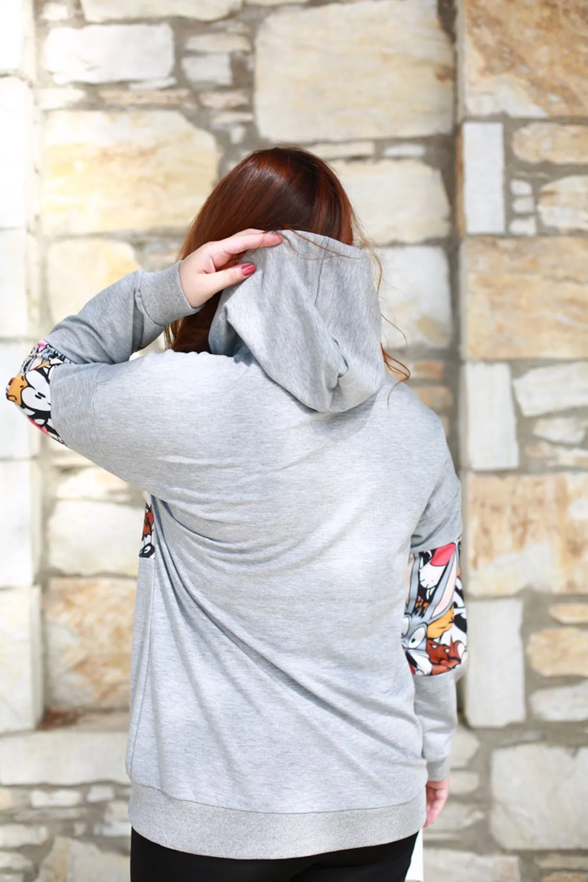 RENKTE ORTASI DESENLİ KAPŞONLU GRİ SWEAT