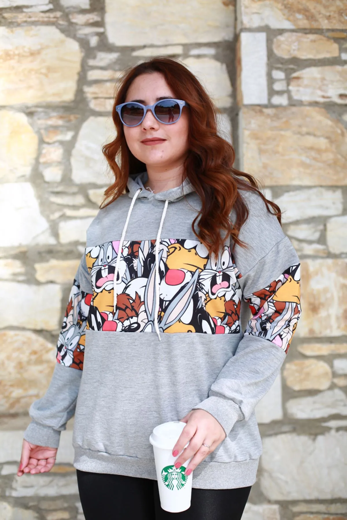 RENKTE ORTASI DESENLİ KAPŞONLU GRİ SWEAT