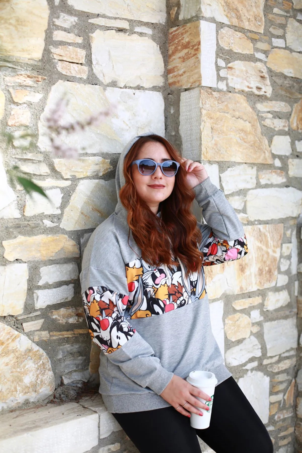 RENKTE ORTASI DESENLİ KAPŞONLU GRİ SWEAT