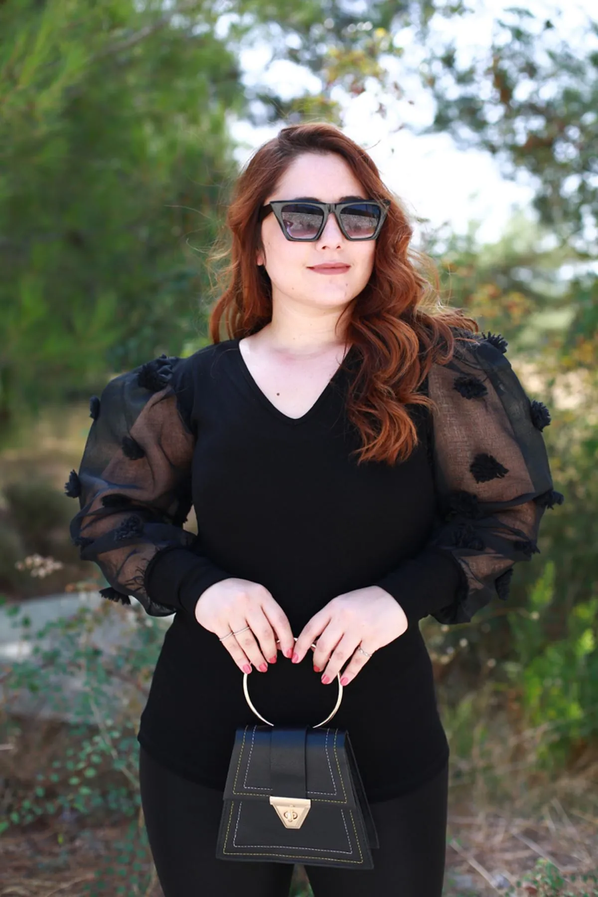RENKTE BÜYÜK BEDEN KOLLARI PONPON TÜL DETAY SİYAH BALON KOL BLUZ