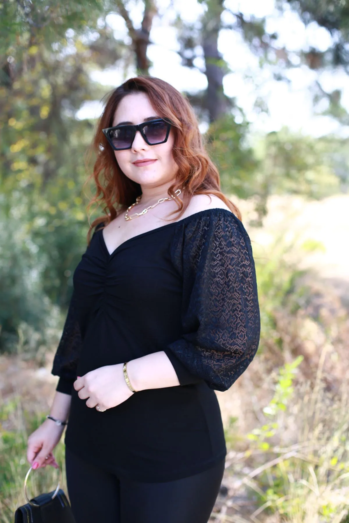 RENKTE KOLLARI DANTELLİ ÖN ARKA V YAKA SİYAH BLUZ