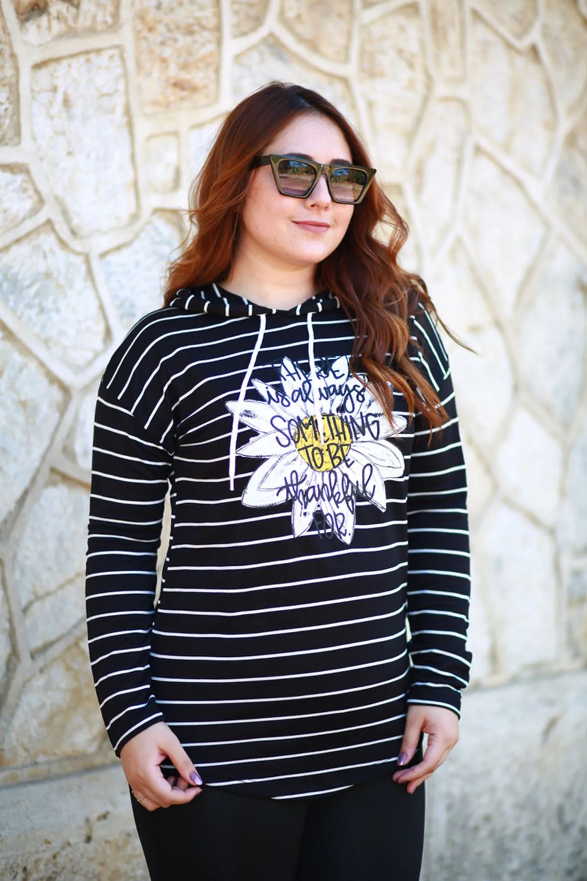 RENKTE KAPŞONLU ÇİZGİLİ ÇİÇEK BASKILI SİYAH SWEAT