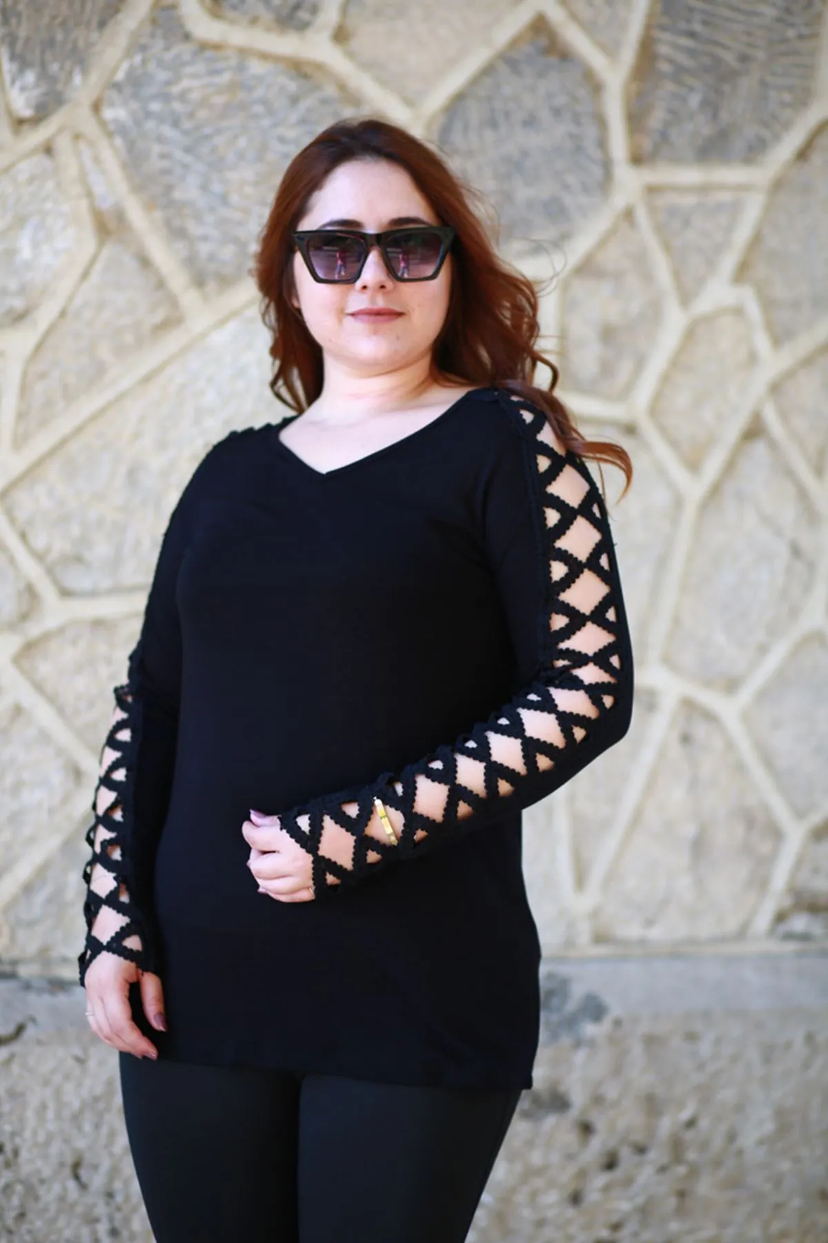 RENKTE KOLLARI GÜPÜR DETAY SİYAH BLUZ