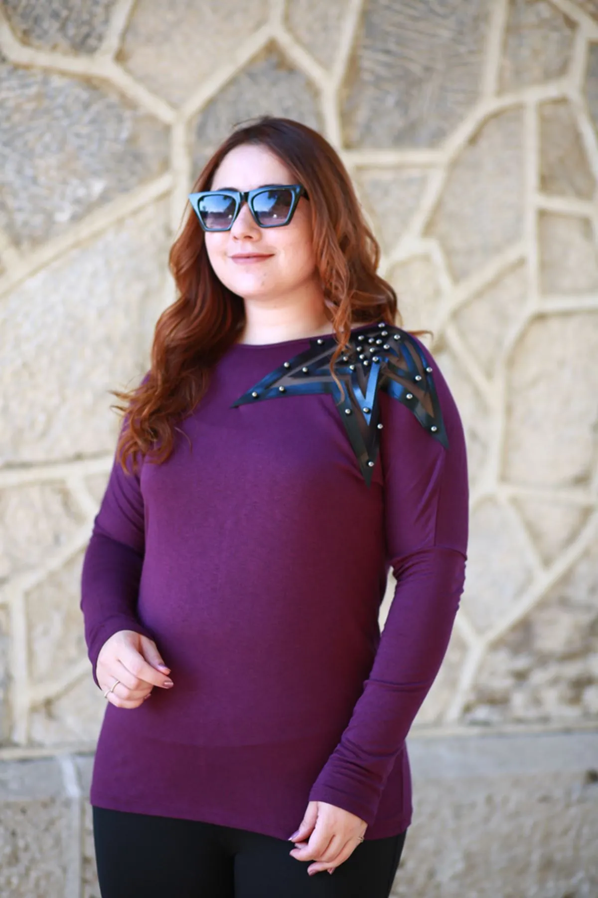 RENKTE TEK OMZU YILDIZ APLİKELİ MOR BLUZ