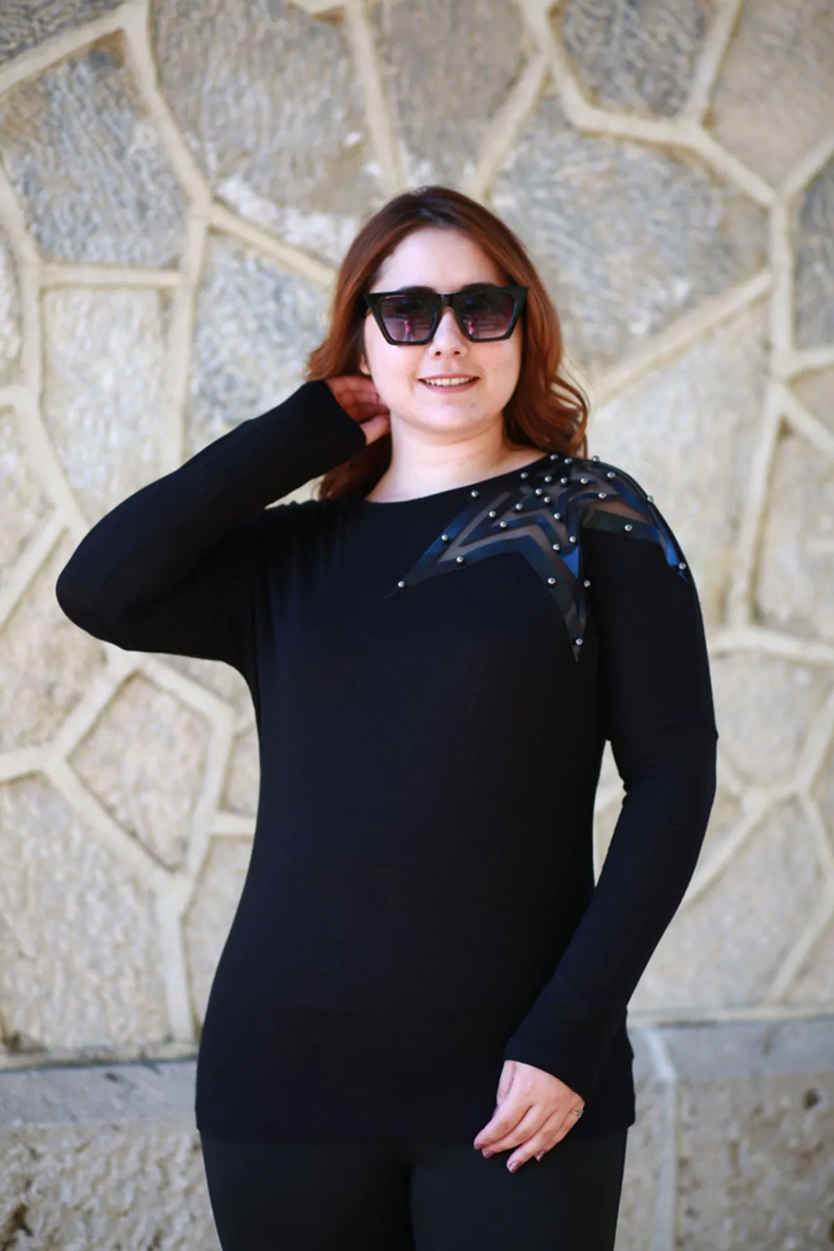 RENKTE TEK OMZU YILDIZ APLİKELİ SİYAH BLUZ