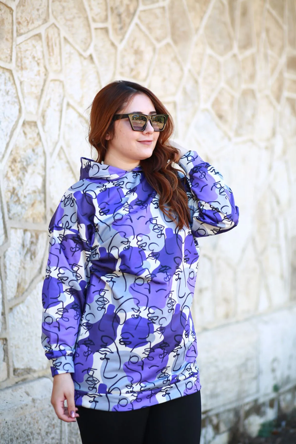 RENKTE KAPŞONLU DESENLİ SWEAT